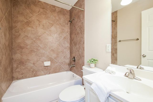 5343 Richmond Avenue 17, Houston, TX 77056