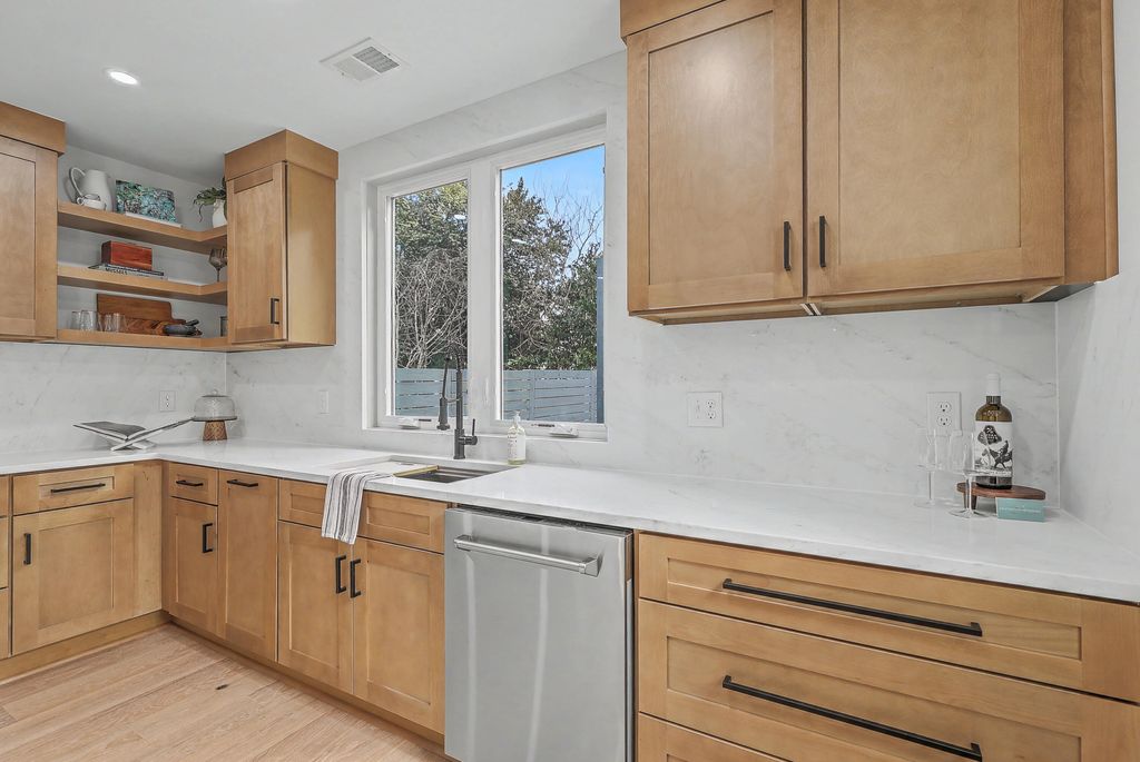 Image 15 of property listing at 5 Saint Margaret Street, Charleston, SC 29403