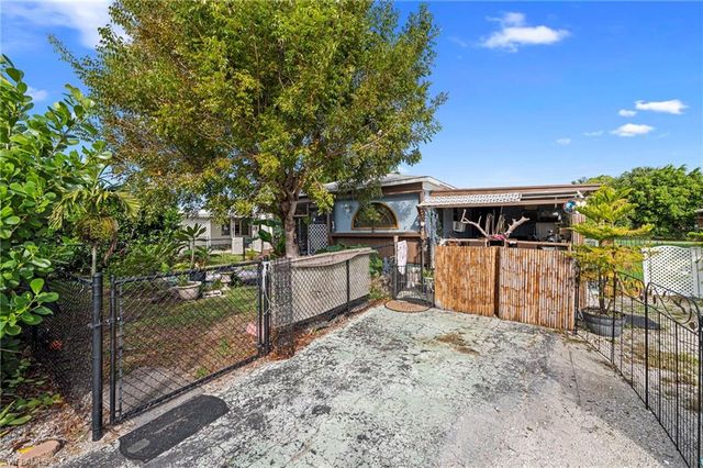 5 Henderson DR, Naples, FL 34114