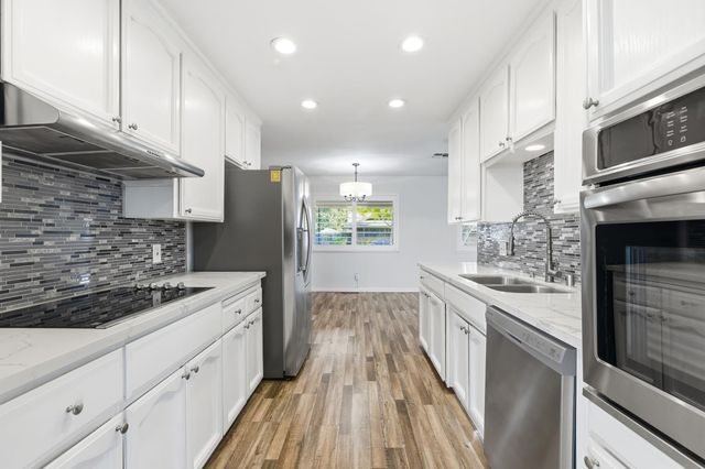 2801 Warwick Ln, Modesto, CA 95350