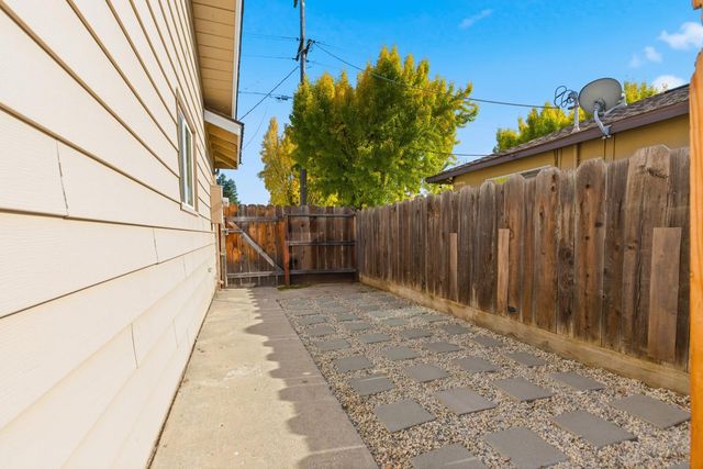 2801 Warwick Ln, Modesto, CA 95350