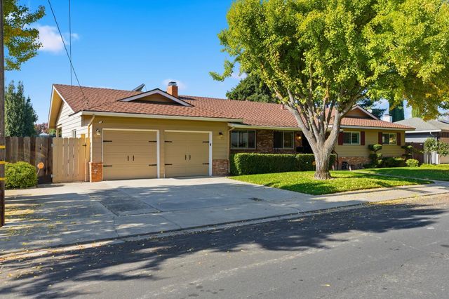 2801 Warwick Ln, Modesto, CA 95350