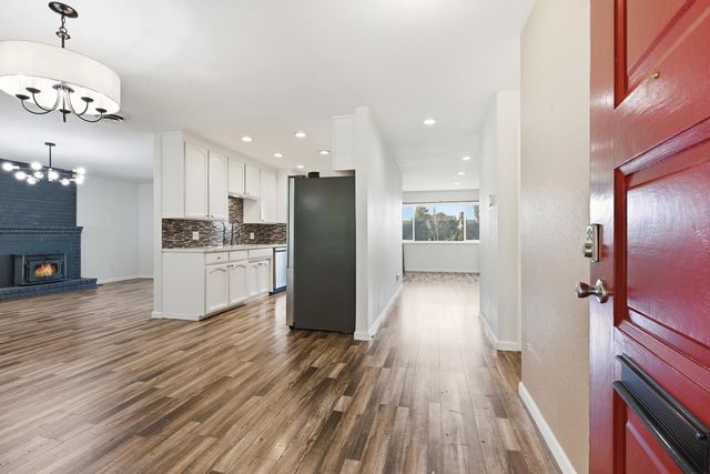 2801 Warwick Ln, Modesto, CA 95350