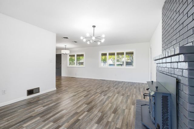 2801 Warwick Ln, Modesto, CA 95350