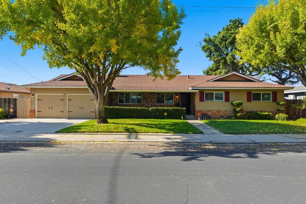2801 Warwick Ln, Modesto, CA 95350