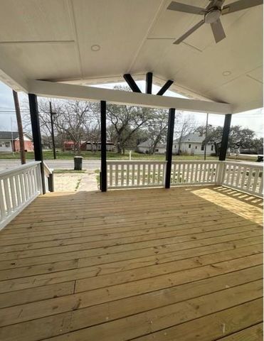 1008 Gonzales St, Cuero, TX 77954