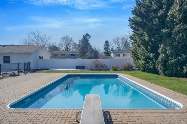 7 Hemlock Road, Mount Sinai, NY 11766