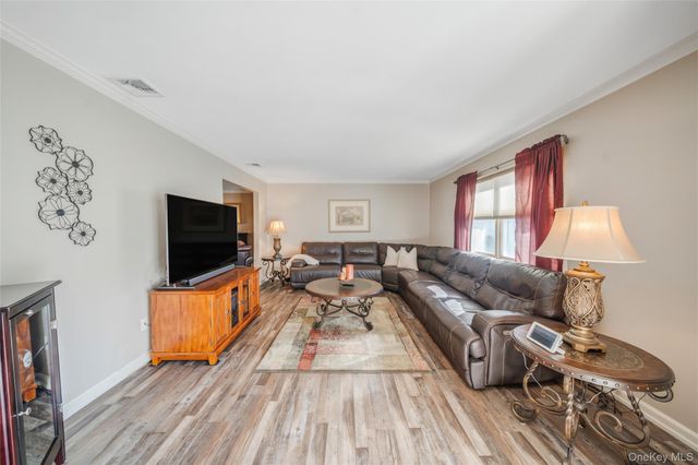 7 Hemlock Road, Mount Sinai, NY 11766