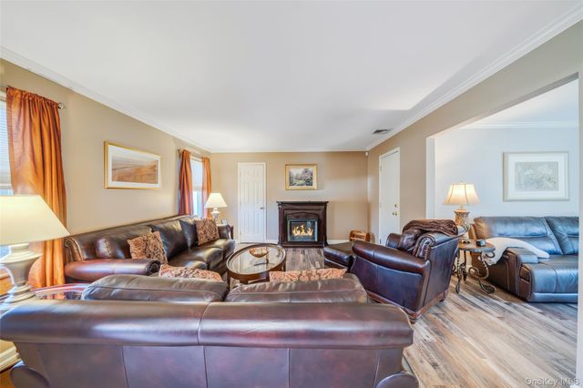 7 Hemlock Road, Mount Sinai, NY 11766