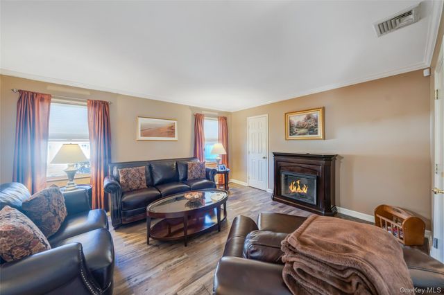 7 Hemlock Road, Mount Sinai, NY 11766