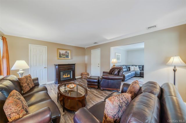 7 Hemlock Road, Mount Sinai, NY 11766