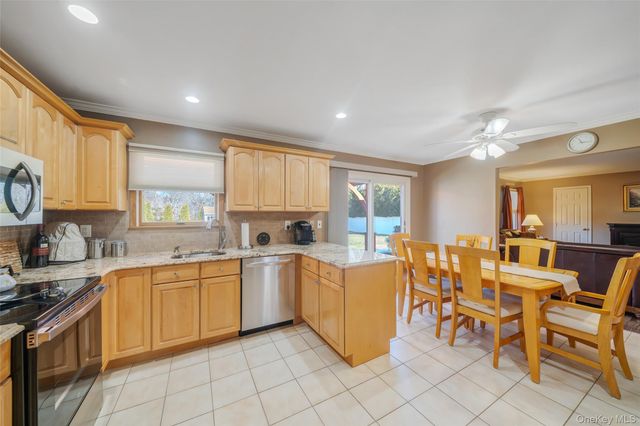 7 Hemlock Road, Mount Sinai, NY 11766