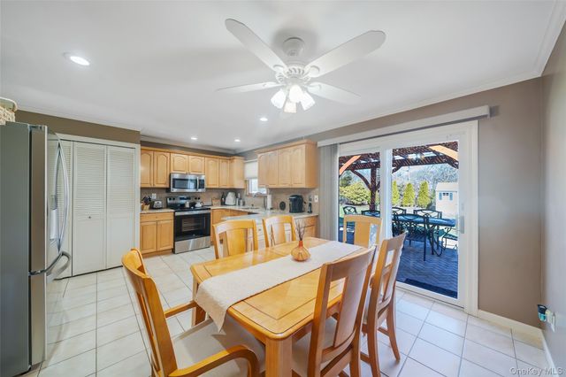 7 Hemlock Road, Mount Sinai, NY 11766