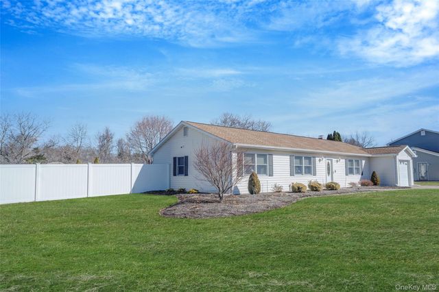 7 Hemlock Road, Mount Sinai, NY 11766