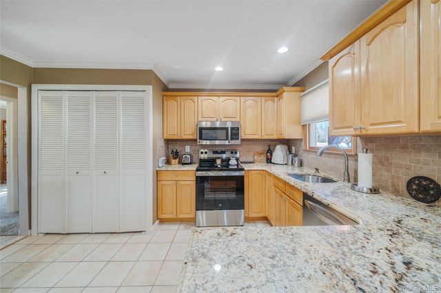 7 Hemlock Road, Mount Sinai, NY 11766