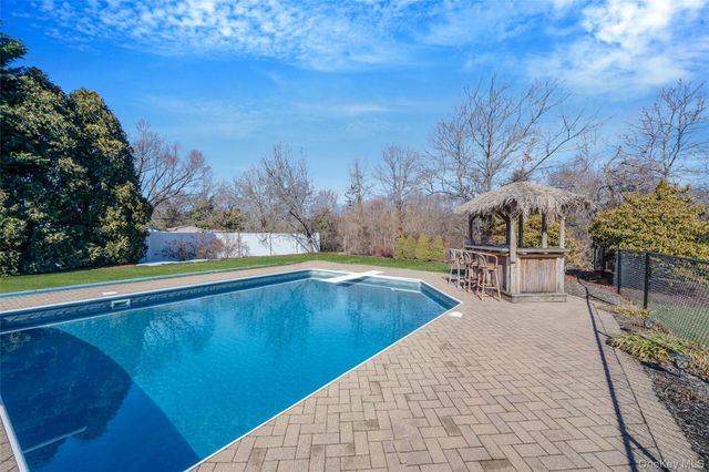 7 Hemlock Road, Mount Sinai, NY 11766