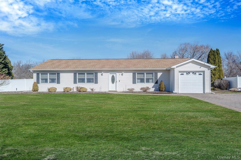 7 Hemlock Road, Mount Sinai, NY 11766