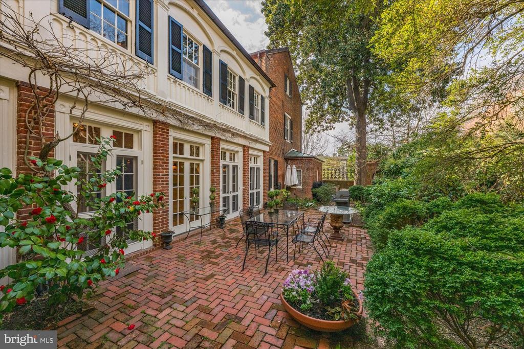 Image 10 of property listing at 2805 P ST NW, Washington, DC 20007