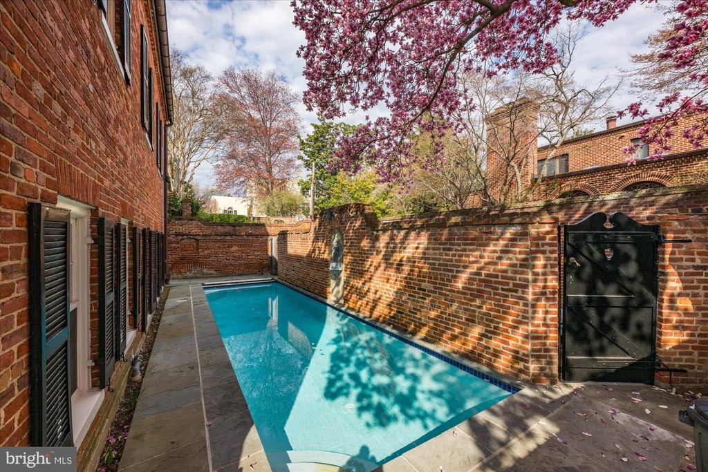 Image 11 of property listing at 2805 P ST NW, Washington, DC 20007