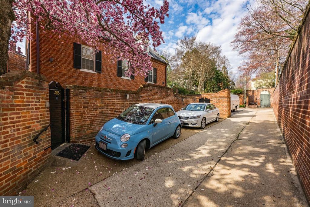 Image 12 of property listing at 2805 P ST NW, Washington, DC 20007