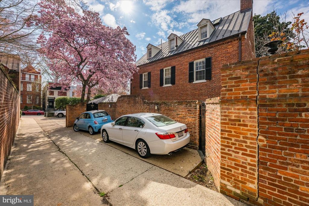 Image 14 of property listing at 2805 P ST NW, Washington, DC 20007