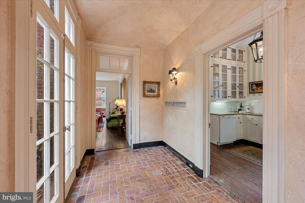 Image 18 of property listing at 2805 P ST NW, Washington, DC 20007