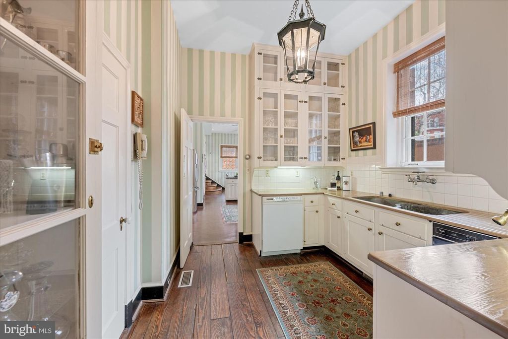 Image 27 of property listing at 2805 P ST NW, Washington, DC 20007