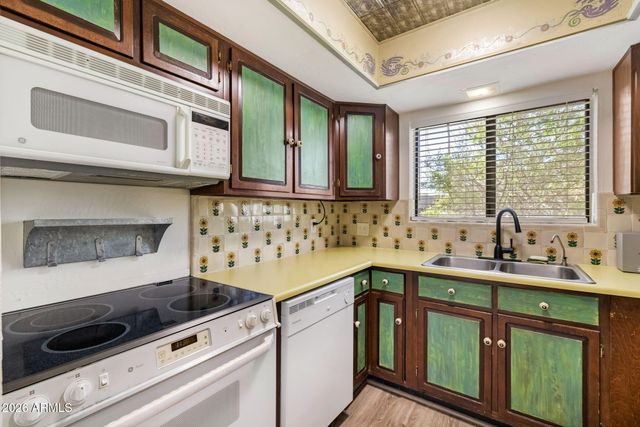 37210 N TRANQUIL Trail 9, Carefree, AZ 85377