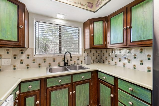 37210 N TRANQUIL Trail 9, Carefree, AZ 85377