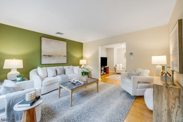 27 Harvest Ln, Livingston Twp., NJ 07039