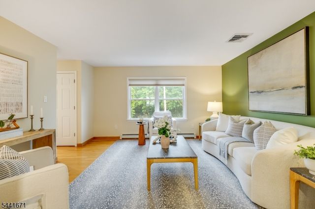 27 Harvest Ln, Livingston Twp., NJ 07039