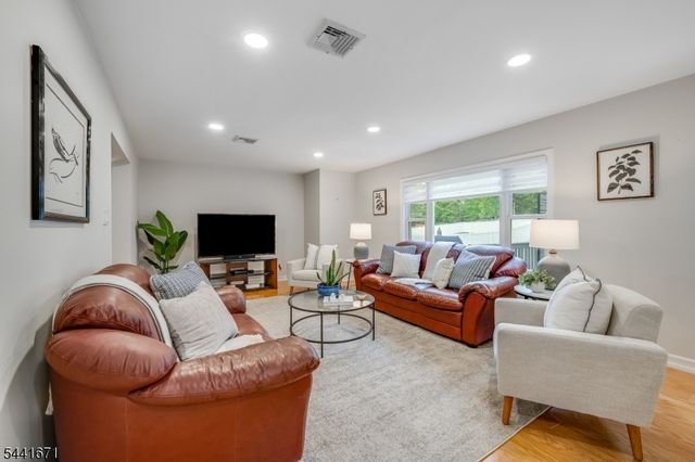 27 Harvest Ln, Livingston Twp., NJ 07039