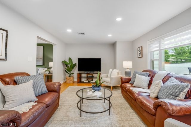 27 Harvest Ln, Livingston Twp., NJ 07039