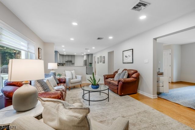 27 Harvest Ln, Livingston Twp., NJ 07039