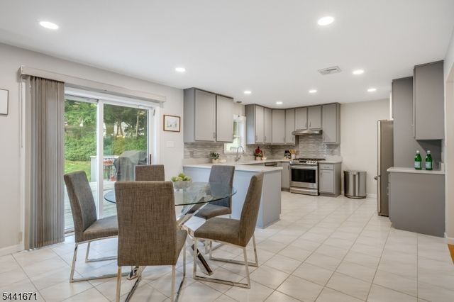 27 Harvest Ln, Livingston Twp., NJ 07039