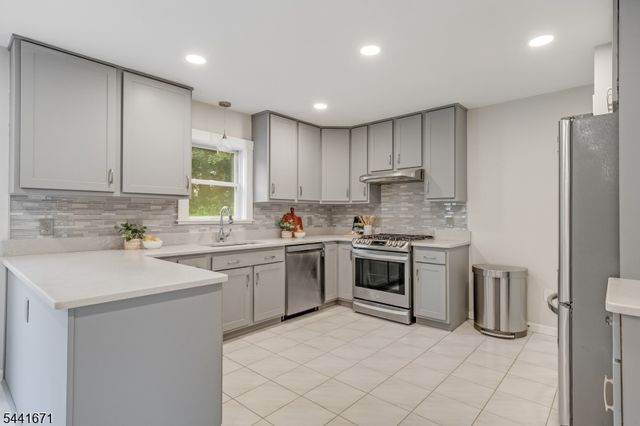 27 Harvest Ln, Livingston Twp., NJ 07039