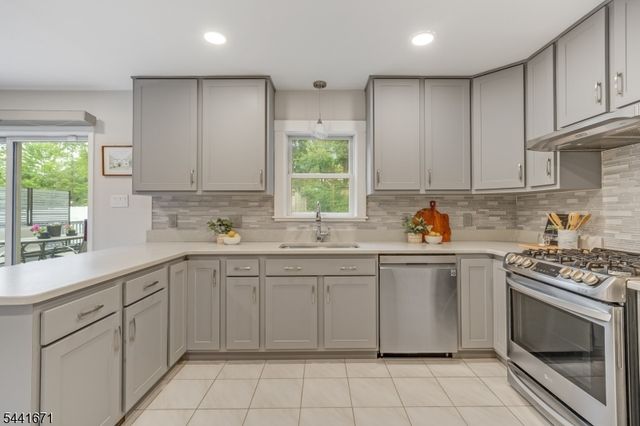 27 Harvest Ln, Livingston Twp., NJ 07039