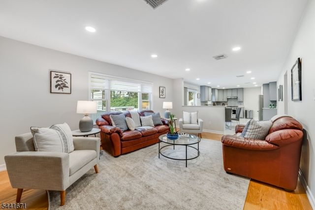 27 Harvest Ln, Livingston Twp., NJ 07039