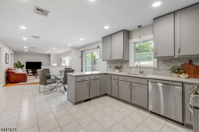 27 Harvest Ln, Livingston Twp., NJ 07039