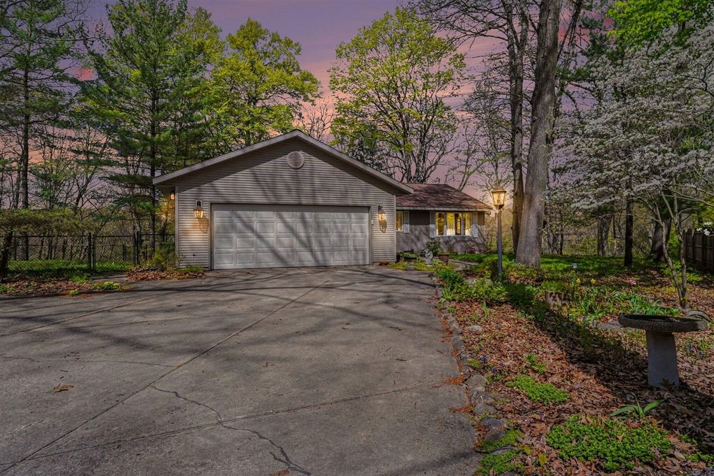 1890 Dillingham Drive, Allegan, MI 49010