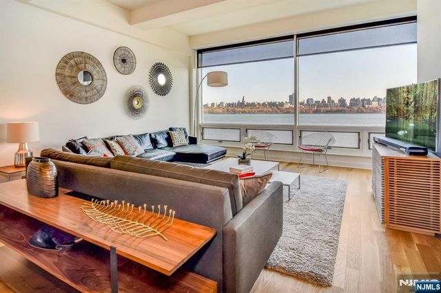 9 Somerset Lane 405, Edgewater, NJ 07020