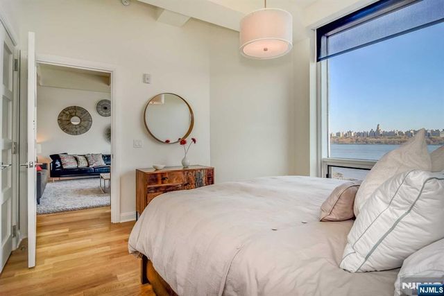 9 Somerset Lane 405, Edgewater, NJ 07020