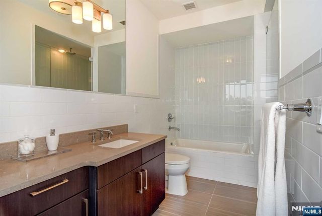 9 Somerset Lane 405, Edgewater, NJ 07020