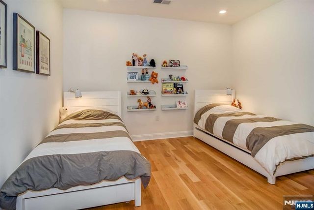 9 Somerset Lane 405, Edgewater, NJ 07020