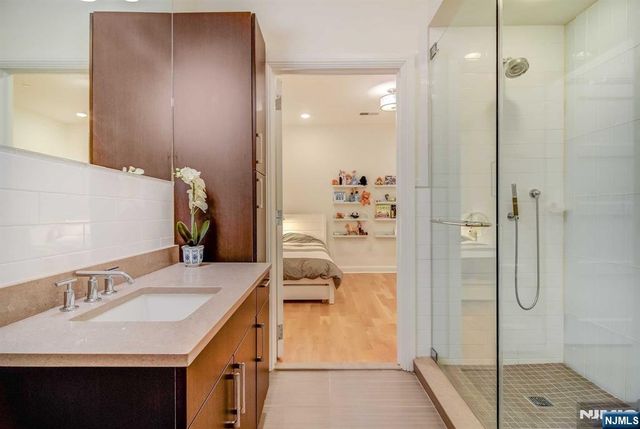 9 Somerset Lane 405, Edgewater, NJ 07020