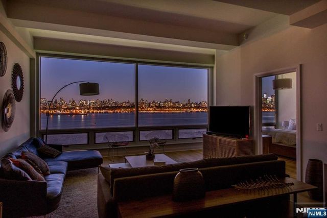 9 Somerset Lane 405, Edgewater, NJ 07020