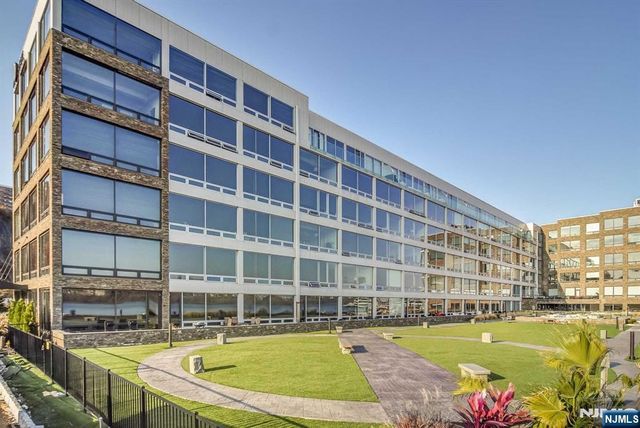 9 Somerset Lane 405, Edgewater, NJ 07020