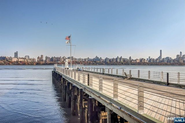 9 Somerset Lane 405, Edgewater, NJ 07020