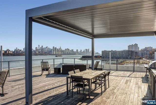 9 Somerset Lane 405, Edgewater, NJ 07020