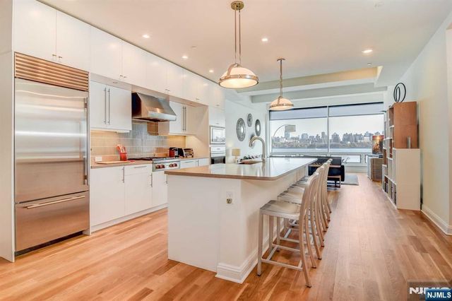 9 Somerset Lane 405, Edgewater, NJ 07020